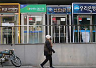 신용대출 최저금리 4%대 진입⋯빚투족 이자 부담 '경고등'