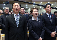 ‘성탄절’ 교회 찾은 與 정청래·野 장동혁