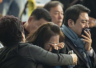 참사 1주기 무안공항은 울음 바다..."제발 살려내..."