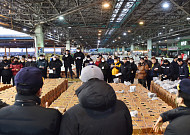 '첫 경매의 북소리'… 부산공동어시장, 기대와 과제 안고 새해 연다