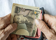 日 중장년 “허리띠 졸라매도, 날 위한 소비 포기 못해”