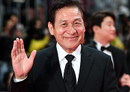 “진정한 국민배우” 안성기, 혈액암 투병 끝 별세…향년 74세