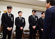 정우성·이정재 조문객 맞아…故 안성기 빈소 현장