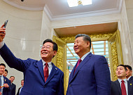 이재명, 샤오미폰 들고 시진핑과 셀카…"인생샷 건졌다"