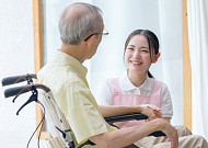 “경력 없어도, 청바지도 OK” 인력난에 바뀌는 日 돌봄