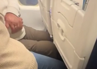 다리도 돈 내고 펴야 하나…비좁은 비행기 좌석 논란