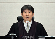 공수처, ‘접대 의혹’ 지귀연 청탁금지법 위반 기소…뇌물수수는 불기소