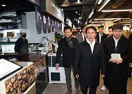 김 총리 "전통시장 문화화, 아이디어ㆍ기획 지원⋯각종 규제도 개선"