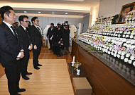 "민주당의 돌 같은 분"…고 이해찬 빈소에 정치권 조문 행렬 [종합]
