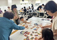 “혈연 넘어 마을 조손까지”  황혼육아, 혼자가 아니라 함께