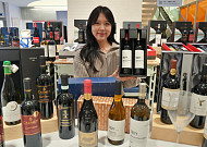 주류 소비도 양극화…롯데마트, 초저가 와인·1억대 위스키 판매