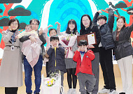 "여덟 식구가 행복합니다"…6남매 엄마 이혜련씨, 수원시장 표창