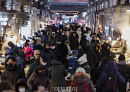 설날 준비로 분주한 경동시장... '어떤게 좋을까' [포토로그]