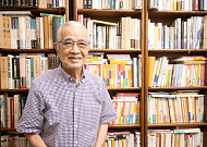 “먼저 죽을 수 없었다” 치매 아내 간병 90세 日 거장의 고백