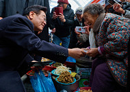 통인시장 찾은 李대통령 "식당서 밥 한 끼 먹어보면 국민 왜 힘든지 느껴져"