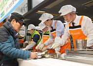 설 밥상에 온기 올렸다…농협, 어르신 1000명과 ‘따뜻한 동행’