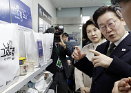 이 대통령, 충주 전통시장·무료 먹거리 현장 방문…그냥드림 “배고픈 사람 굶지 않게”