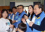 진옥동 신한금융 회장, 신유빈과 설맞이 봉사…자립준비청년에 1억 기부