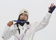 최가온, 韓 첫 설상 금메달… ‘마지막 3차 런’ 승부수 통했다 [이슈크래커]