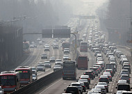 연휴 둘째날 귀성길 정체…서울→부산 4시간50분