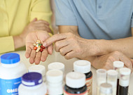 명절에 선물 받은 건강기능식품, 약과 함께 먹어도 될까? [e건강~쏙]