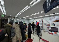 신학기 소비도 양극화...“비싼 가방은 백화점서” vs “소모성 학용품은 다이소에서”(르포)[K자 소비 올라탄 유통가]