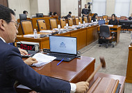 행안위, 국민투표법 개정안 의결…'재외국민 투표권 보장'