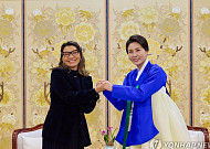 김혜경 여사, 브라질 다시우바 여사와 '한복 친교'