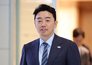 李친서 들고 '두쫀쿠' 건넨 강훈식  "문화의 힘 확인"