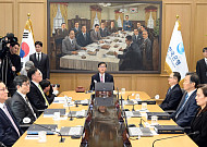 전문가들 "4월 기준금리 동결" 한 목소리⋯하반기 전망엔 절반이 "인상 가능성"  [금통위폴]