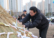 달빛 쪽지에 '경기남부광역철도ㆍ신봉동백선 신설' 새긴 이상일..."반도체 흔들리면 철도도 흔들린다.시민이 막아달라"