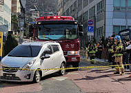 "출동 앞에 장애물 없다"… 긴급출동차량, 불법주차에 자비 없이 '강제 밀기' [르포]