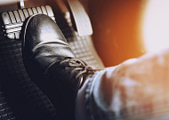 고령자 위협하는 급발진, 페달 실수일까?