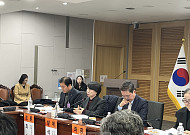 “돌봄 서비스 느는데 인력은?” 사회복지사 처우 개선은 어디로