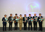 정부, 신지식농업인 7명에 장 수여…딸기 품종·전통장류·통곡물 가공 혁신 인정