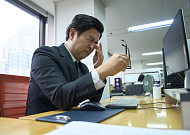 ‘중장년층’ 눈에 이물감·눈물 많아졌다?…‘이 질환’ 의심[e건강~쏙]