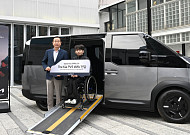 기아, e스포츠 권재혁 선수에 '더 기아 PV5 WAV' 전달 “이동권 향상 강화”