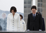 김혜경 여사, 문 전 대통령 장모상 빈소 조문