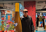 “제가 만든 와인 한잔 어떠세요?” 배우 하정우, 세븐일레븐 컬래버 팝업 깜짝 등장[가보니]