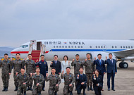 이 대통령 부부, 새 전용기 ‘신형 공군 2호기’ 첫 탑승