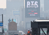 BTS 공연 D-4, '팬 잡기' 경쟁⋯OTT·지도·통신 총출동