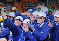 정기선 HD현대 회장, 함정·중형선사업부 방문해 AI 적용 점검