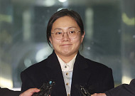 "술잔 던졌나"…박나래, 전 매니저 갑질 의혹 재조사