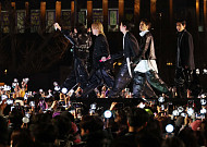 BTS 컴백 공연, 서울 도심 4만 인파 몰렸다…'철통' 통제 속 무사 종료