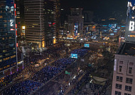 과잉 동원과 완벽 대비, 매출 특수와 쌓인 재고…극과 극 BTS 광화문 공연