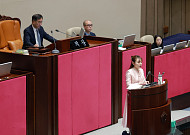 국힘 김예지, 점자판 쓰며 17시간 넘게 필버…여야 모두 격려