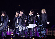 “K팝 왕에 어울리는 무대”…BTS 컴백, 외신도 들썩