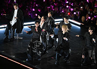 넷플릭스, BTS에 100억 쏟은 이유…“라이브 플랫폼 전환 신호탄”