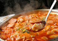 '2TV 생생정보' 오늘방송맛집- 가수 윤수현 추천! 푸짐한 부대찌개 맛집 '의○○'