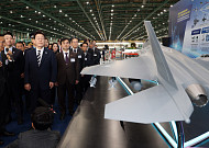 이 대통령, KF-21 고정익 생산현장 시찰…“공정 체계화 확인”